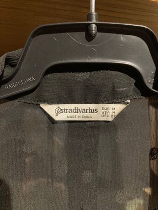 Camisa negra de puntos