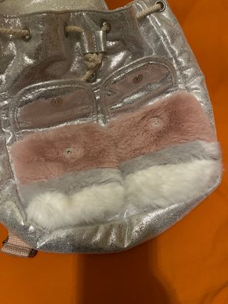 Mochila-bolso mediana.