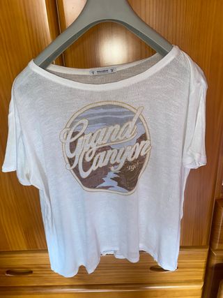 Camiseta fina blanca con dibujo en el pecho