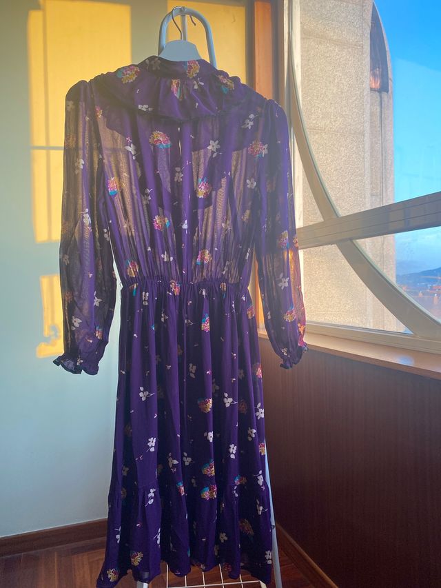 vestido con tres pequeños volantes  y sin talla