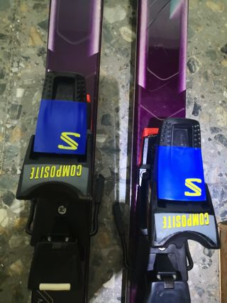 Skis Salomon con sujeciones.