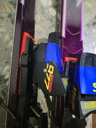 Skis Salomon con sujeciones.