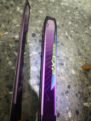 Skis Salomon con sujeciones.