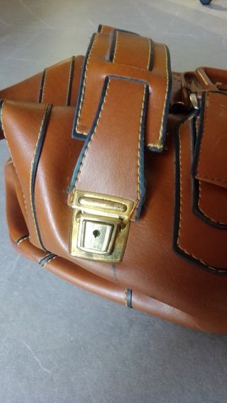 bolso maleta muy vintage para decoración