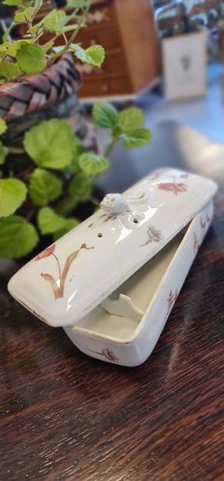 Caja de loza para peines o cepillos de dientes