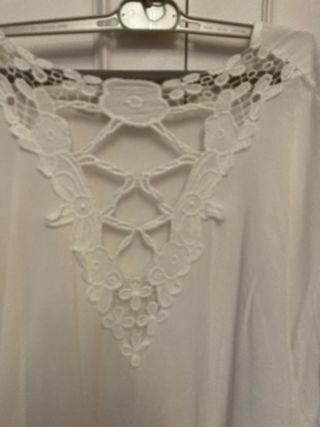 Blusa blanca floja con detalle flores bordadas