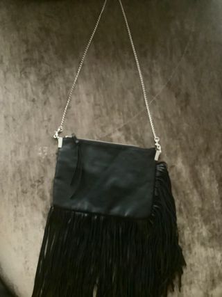 Bolso negro con flecos y cadena removible de H&M