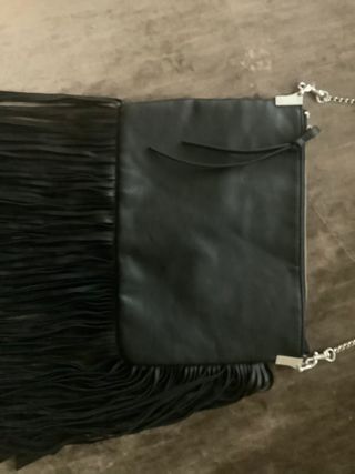 Bolso negro con flecos y cadena removible de H&M