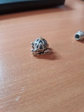 Charm de plata, oro y circonitas Carroza Cenicient