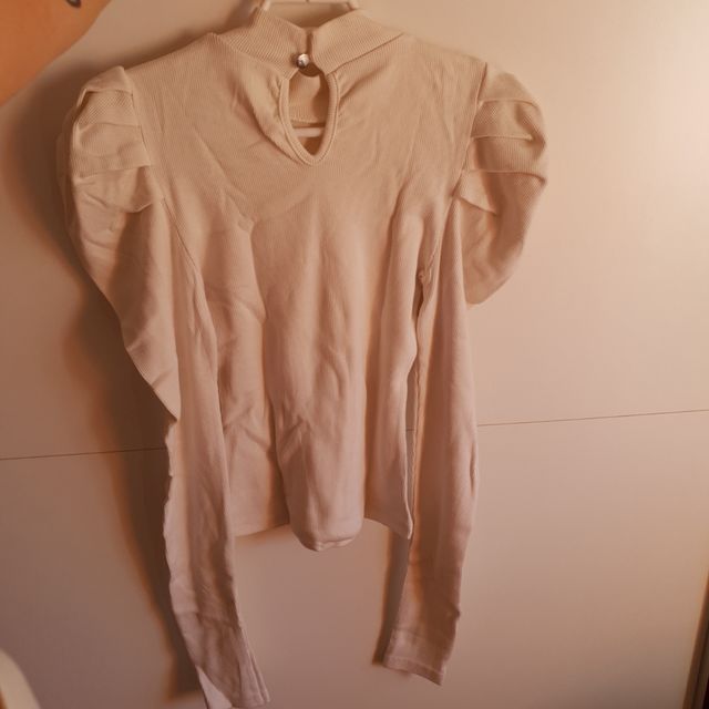 CAMISETA DE VESTIR CUELLO ALTO.