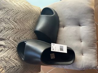 YEEZY SLIDES