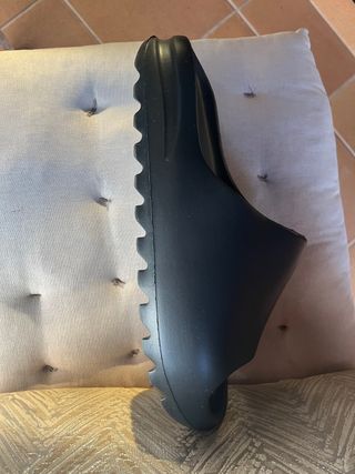 YEEZY SLIDES