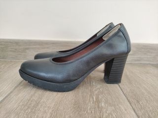 Zapato de salón negro (de piel)