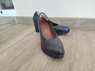 Zapato de salón negro (de piel)