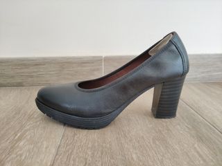 Zapato de salón negro (de piel)