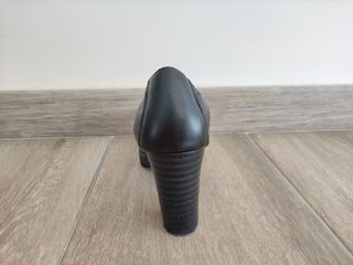 Zapato de salón negro (de piel)