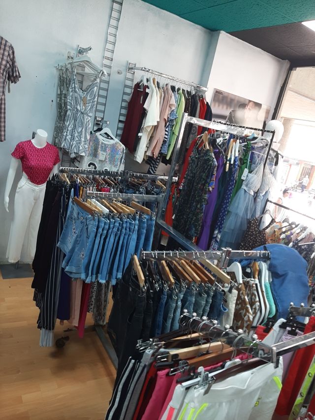 Perchero doble para tienda de ropa