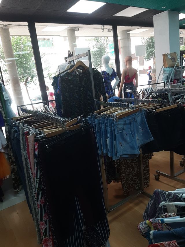 Perchero doble para tienda de ropa