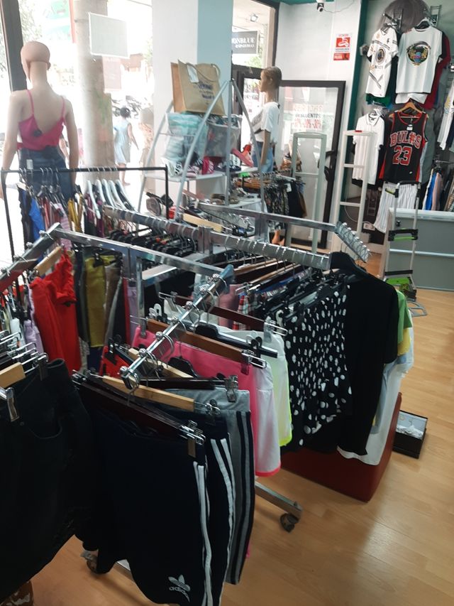 Perchero doble para tienda de ropa