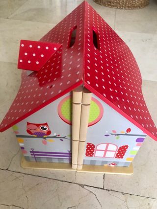 Casita de madera de juguete