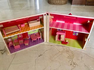 Casita de madera de juguete