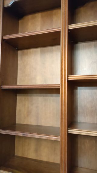 Librería de madera artesanal