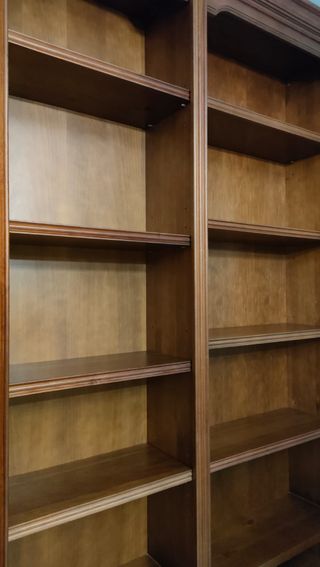Librería de madera artesanal