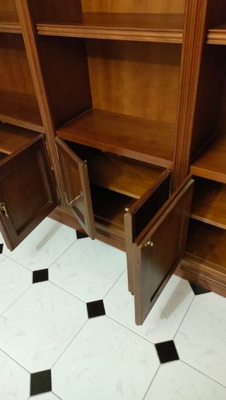 Librería de madera artesanal