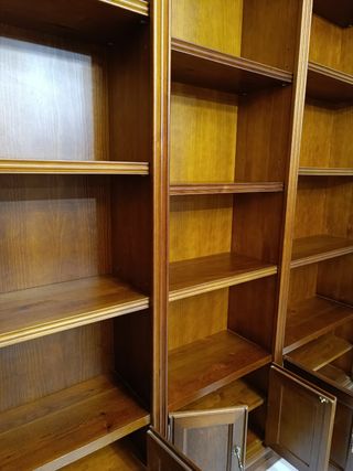 Librería de madera artesanal