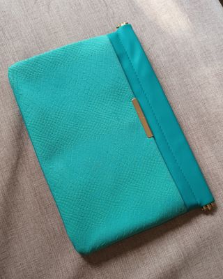 Pochete verde água, com alsa em dourado