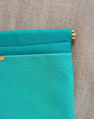 Pochete verde água, com alsa em dourado