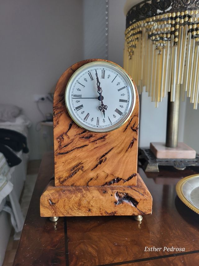 Reloj de sobremesa de madera de olivo