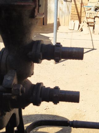 Antigua bomba trasvase vino