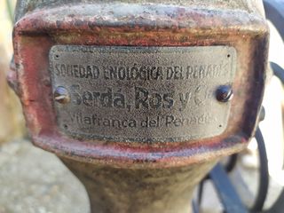 Antigua bomba trasvase vino