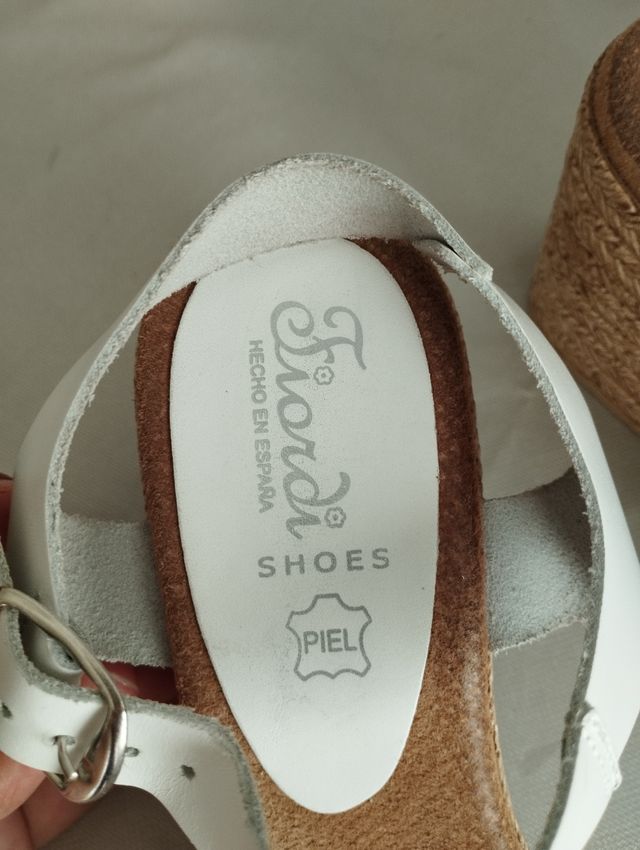 Sandalia tacón blanca flores