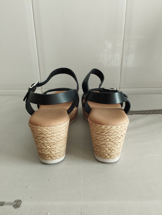 Sandalia cuña negro