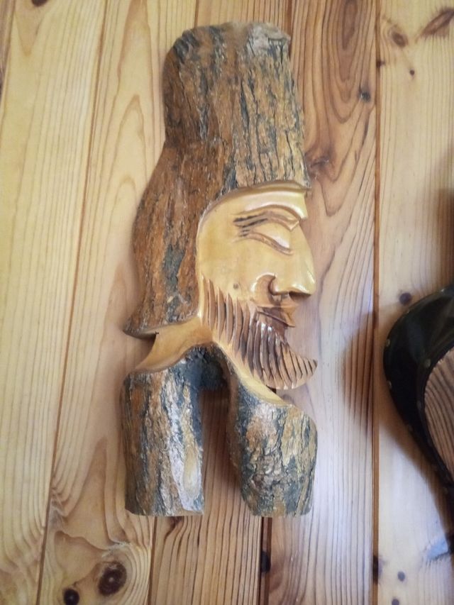 Cabeza hecha en un tronco