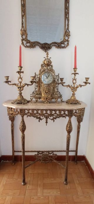 Conjunto de reloj y candelabros  en bronce.