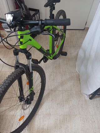 Bicicleta de montaña marca cube