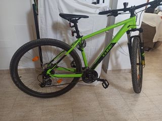 Bicicleta de montaña marca cube