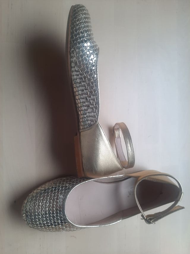 Bailarinas con pulsera T33 doradas piel