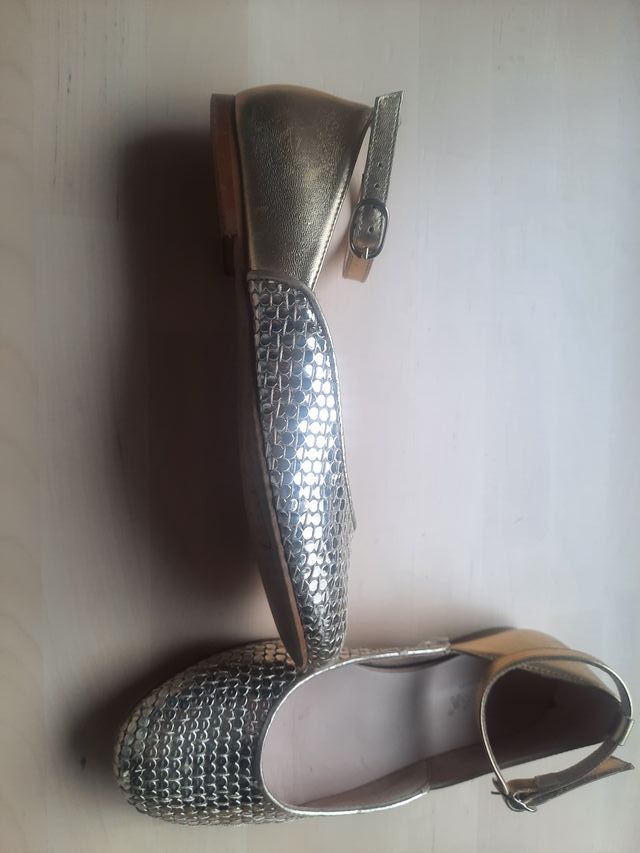 Bailarinas con pulsera T33 doradas piel