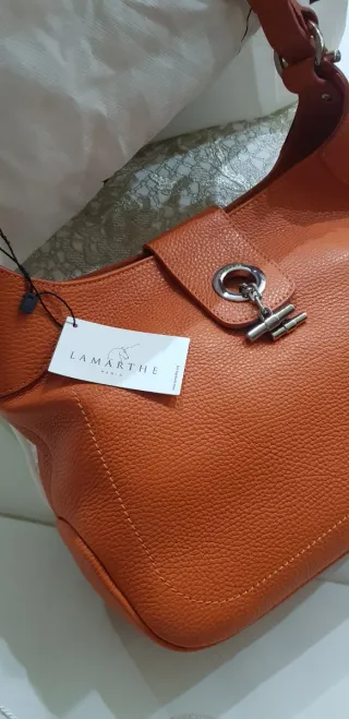 Bolso grande de piel tono cuero