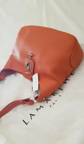 Bolso grande de piel tono cuero