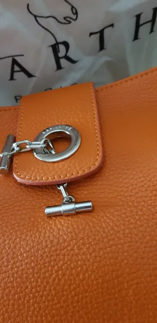 Bolso grande de piel tono cuero