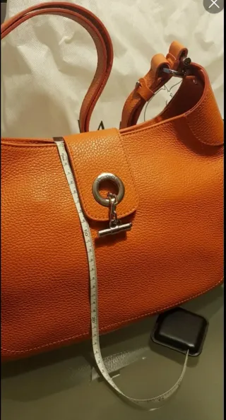 Bolso grande de piel tono cuero