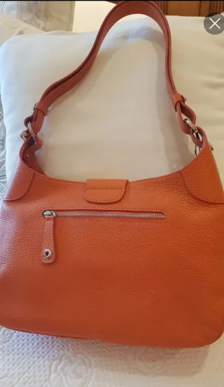 Bolso grande de piel tono cuero