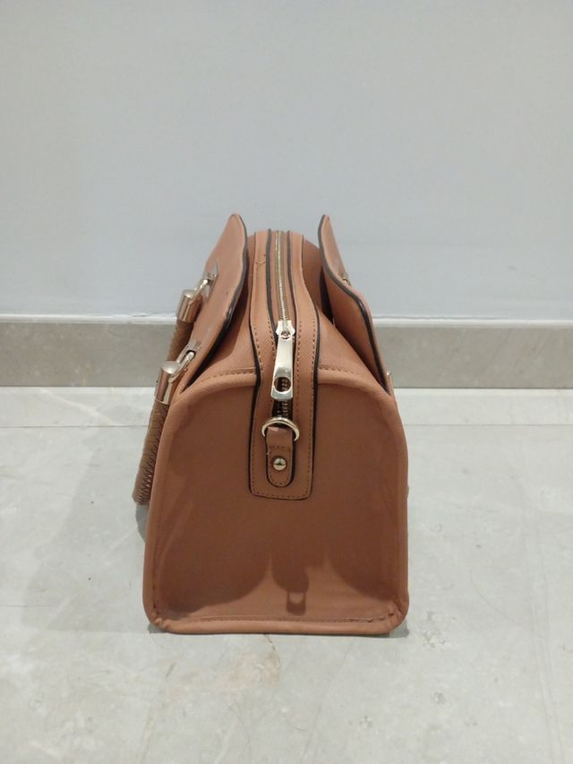 Bonito y amplio bolso de mano