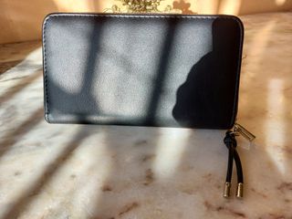Billetera grande efecto piel.