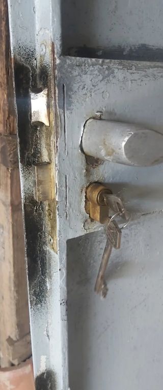 PUERTA DE HIERRO MACIZA